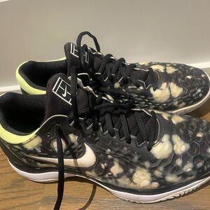 Men’s tennis shoes. Nike